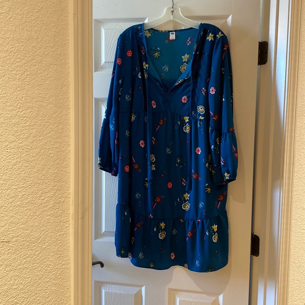 Old Navy dress with separate lining. Hits just above the knees. Machine washable